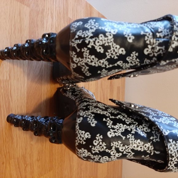 Skull & Cross Bones deisgn fashion boot - Picture 5 of 12